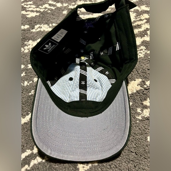 Adidas Lightweight Adjustable Black Cap / Hat with Purple Logo - Picture 2 of 3